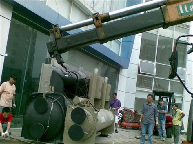 马尾区随车吊和汽车吊的核心区别是什么？哪种更省钱？