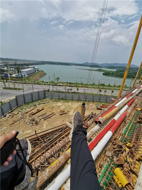 马尾区作业中发生设备损坏或人员意外，责任怎么划分？